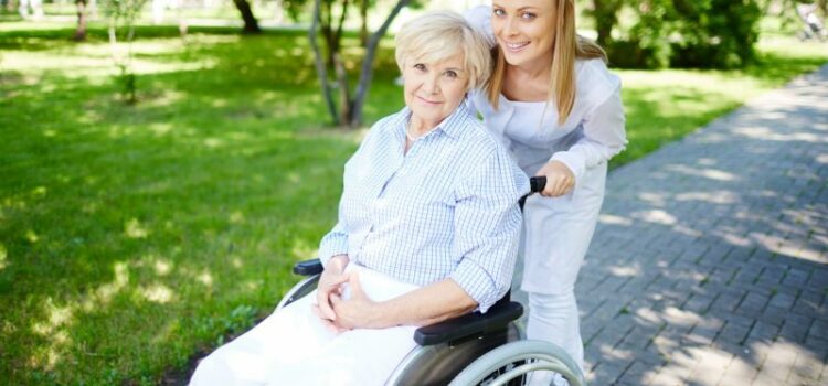 Quali aiuti per i Caregiver che accudiscono Anziani